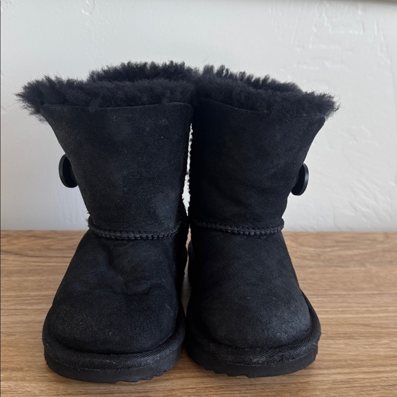 UGG Black Baby Infant Cozy Shearling Boots Casual Winter Booties Size 6 - Picture 3 of 10